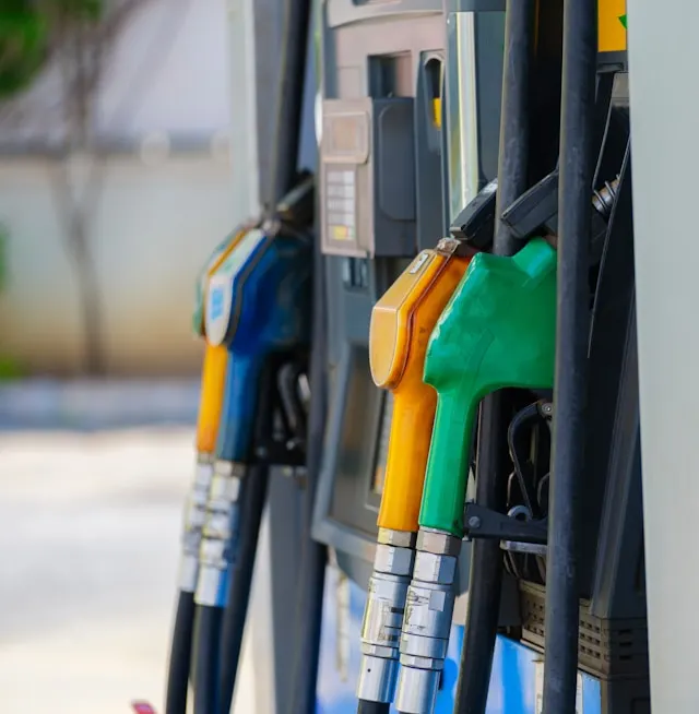 Red de distribución de combustibles y gasolineras logo
